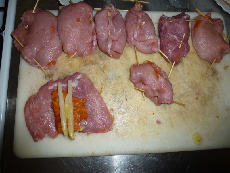 Bravčové karé plnené mletým kuracím mäsom a špargľou