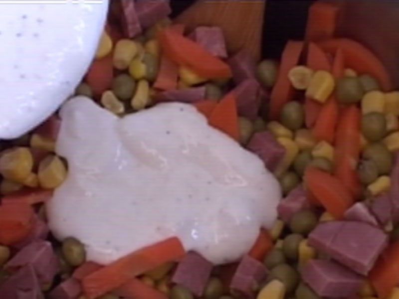Mäsový šalát s kukuricou, hráškom a mrkvou