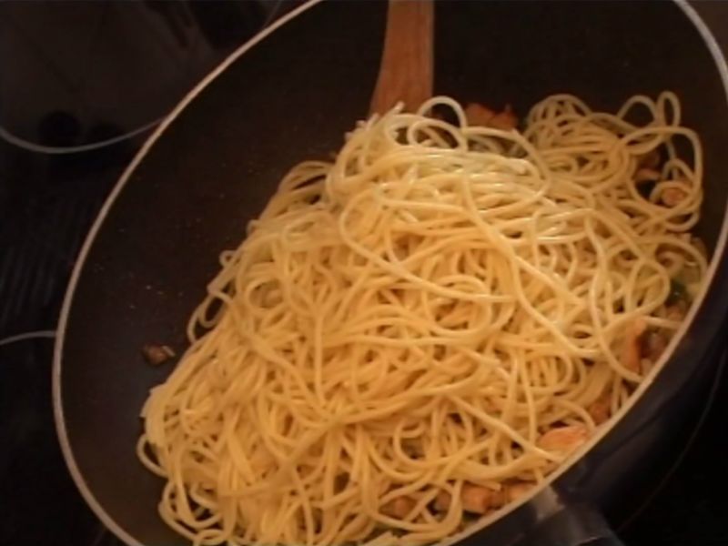 Špagety s kuracím a bravčovým mäsom