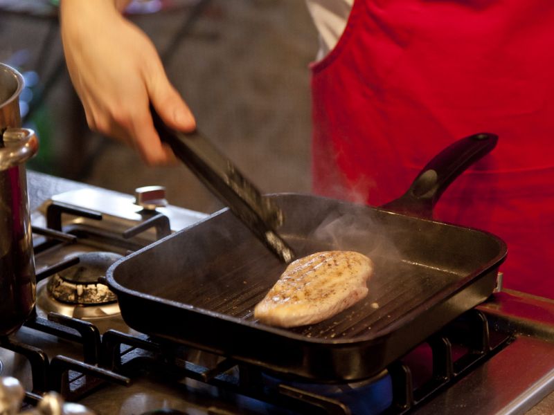 Grilovaný kurací steak s karotkovo-zemiakovým pyré