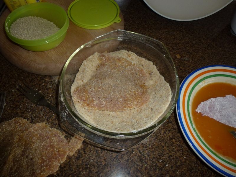Vyprážaný kurací rezeň so sezamom a varenými zemiakmi