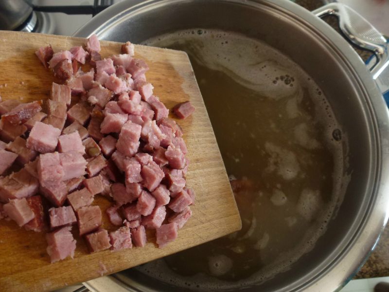 Šošovicová polievka s údeným mäsom