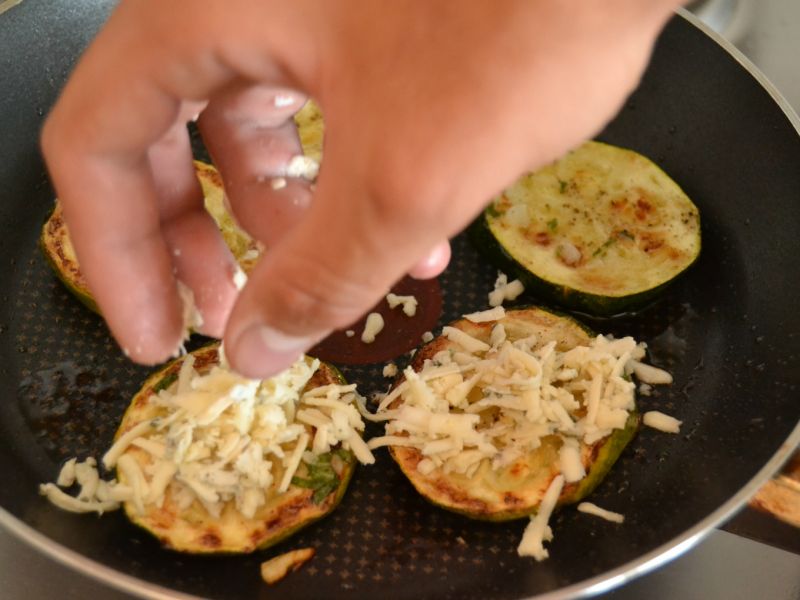 Grilovaná cuketa s nivou na toaste