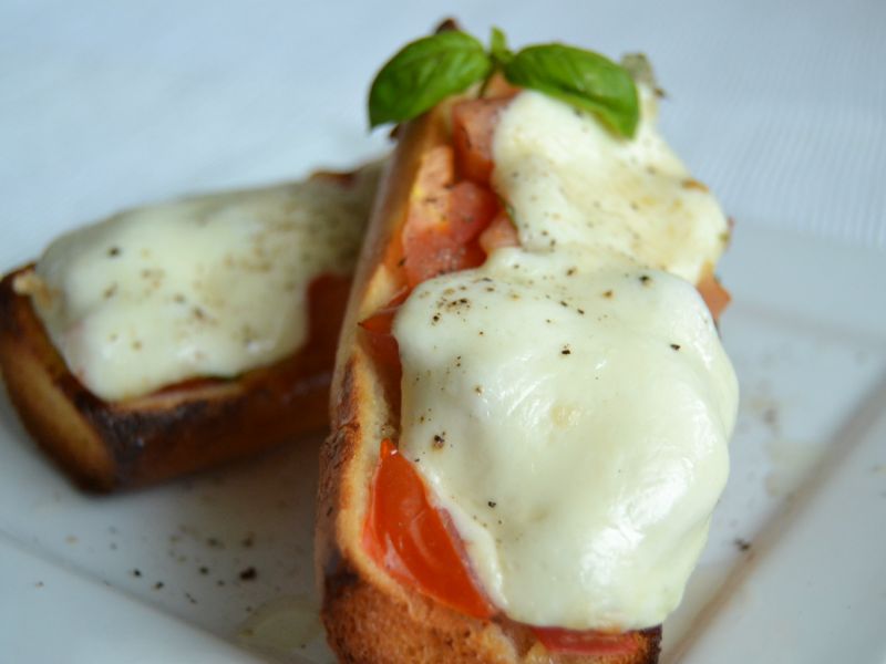 Bruschetta s mozzarellou