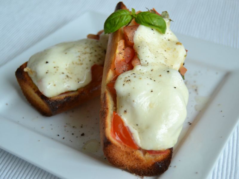 Bruschetta s mozzarellou