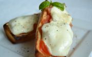 Bruschetta s mozzarellou