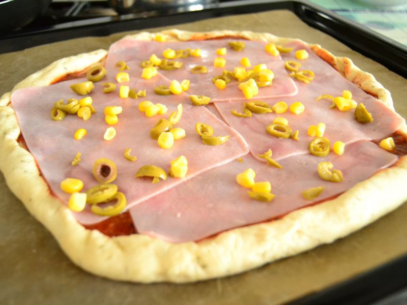 Pizza so šampiňónmi a šunkou