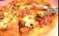 Pizza so šampiňónmi, slaninou a klobásou