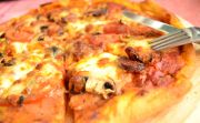 Pizza so šampiňónmi, slaninou a klobásou