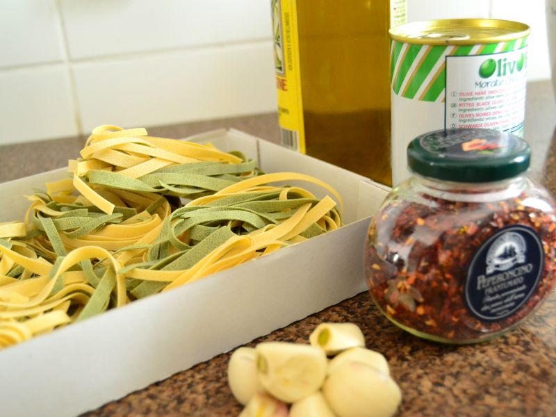 Cestoviny aglio olio s čiernymi olivami