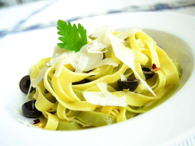 Cestoviny aglio olio s čiernymi olivami
